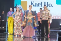 Desainer Malaysia Karl Ho Kok Loong ramaikan Padang Fashion Summit 2025. (Foto: Diskominfo Padang)