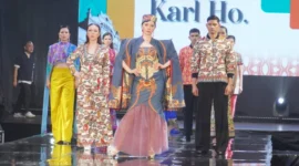 Desainer Malaysia Karl Ho Kok Loong ramaikan Padang Fashion Summit 2025. (Foto: Diskominfo Padang)