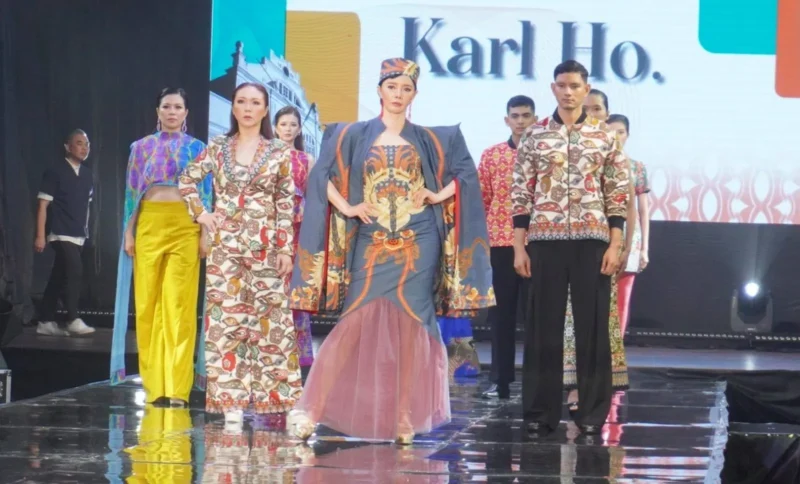 Desainer Malaysia Karl Ho Kok Loong ramaikan Padang Fashion Summit 2025. (Foto: Diskominfo Padang)