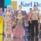 Desainer Malaysia Karl Ho Kok Loong ramaikan Padang Fashion Summit 2025. (Foto: Diskominfo Padang)