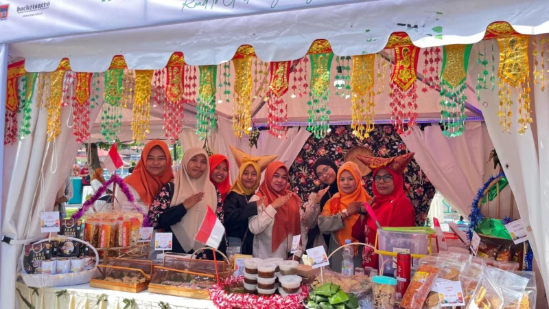 Pemko Padang menyediakan tenant gratis bagi pelaku UMKM untuk meramaikan event bertajuk “Taste of Padang Experience Market” di sepanjang Jalan Batang Arau, kawasan Kota Tua Padang. (Foto: Diskominfo Padang)