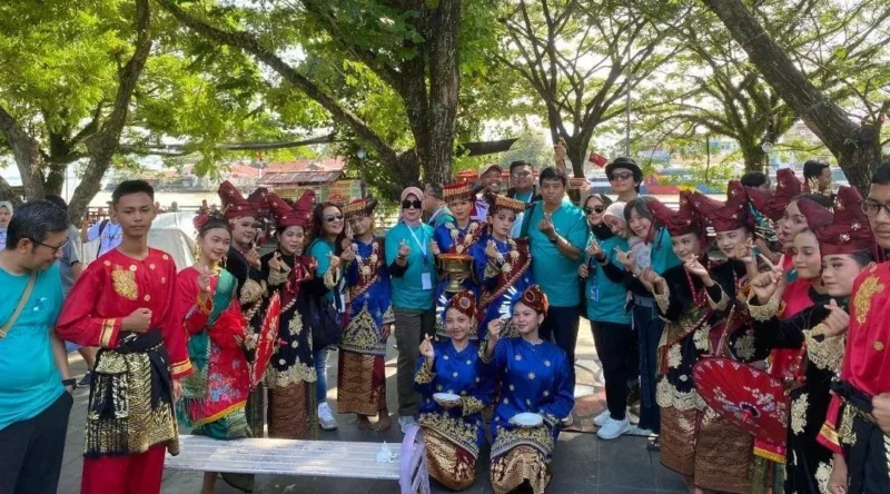 Delegasi ICCN 2025 disambut hangat dengan Tari Pasambahan dan Tari Piring di kawasan Gunung Padang, Kamis (7/8/2025). (Foto: Diskominfo Padang)