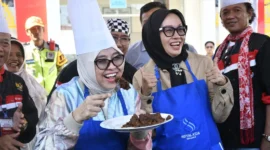 Sesmen Ekraf/Bekraf RI, Dessy Ruhati mencicipi rendang yang dimasak di Sentra Rendang, Sabtu (9/8/2025). (Foto: Diskominfo Padang)