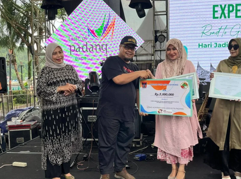 Kecamatan Koto Tangah keluar sebagai juara pertama pada Lomba Fun Live Cooking Tingkat Kota Padang yang digelar di kawasan Kota Tua, Sabtu (9/8/2025). (Foto: Diskominfo Padang)