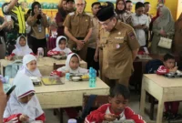 Wakil Wali Kota Padang, Maigus Nasir meninjau pelaksanaan MBG di SDN 24 Ujung Gurun, Selasa (12/8/2025). (Foto: Diskominfo Padang)