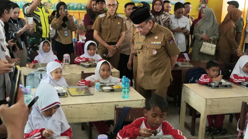Wakil Wali Kota Padang, Maigus Nasir meninjau pelaksanaan MBG di SDN 24 Ujung Gurun, Selasa (12/8/2025). (Foto: Diskominfo Padang)