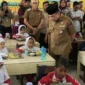 Wakil Wali Kota Padang, Maigus Nasir meninjau pelaksanaan MBG di SDN 24 Ujung Gurun, Selasa (12/8/2025). (Foto: Diskominfo Padang)