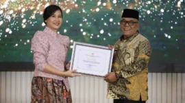 Bupati Pasbar Yulianto menerima penghargaan dari Wakil Menteri PPPA, Veronica Tan, Jumat (8/8/2025) malam. (Foto: Diskominfo Pasbar)