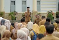 Wakil Bupati Solsel, H. Yulian Efi, memimpin apel pagi bersama seluruh ASN di halaman Kantor Bupati, Senin (11/8/2025). (Foto: Humas Pemkab Solsel)