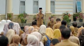 Wakil Bupati Solsel, H. Yulian Efi, memimpin apel pagi bersama seluruh ASN di halaman Kantor Bupati, Senin (11/8/2025). (Foto: Humas Pemkab Solsel)