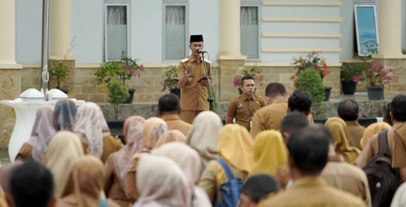 Wakil Bupati Solsel, H. Yulian Efi, memimpin apel pagi bersama seluruh ASN di halaman Kantor Bupati, Senin (11/8/2025). (Foto: Humas Pemkab Solsel)