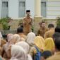 Wakil Bupati Solsel, H. Yulian Efi, memimpin apel pagi bersama seluruh ASN di halaman Kantor Bupati, Senin (11/8/2025). (Foto: Humas Pemkab Solsel)