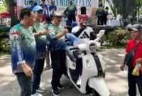 Ari, goweser asal Bukittinggi meraih hadiah utama sepeda motor di Gowes Siti Nurbaya Adventure IX, Minggu (10/8/2025). (Foto: Diskominfo Padang)