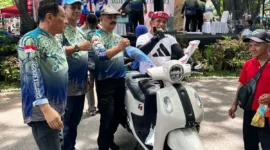 Ari, goweser asal Bukittinggi meraih hadiah utama sepeda motor di Gowes Siti Nurbaya Adventure IX, Minggu (10/8/2025). (Foto: Diskominfo Padang)