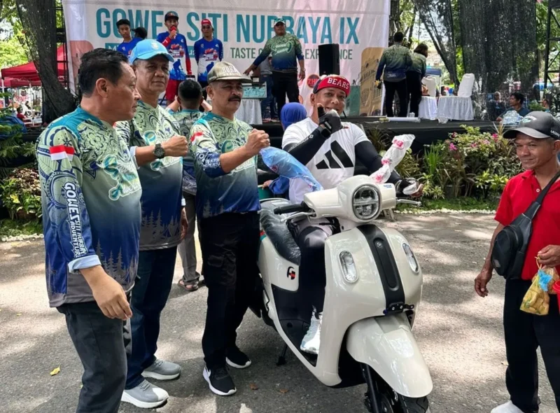 Ari, goweser asal Bukittinggi meraih hadiah utama sepeda motor di Gowes Siti Nurbaya Adventure IX, Minggu (10/8/2025). (Foto: Diskominfo Padang)