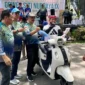 Ari, goweser asal Bukittinggi meraih hadiah utama sepeda motor di Gowes Siti Nurbaya Adventure IX, Minggu (10/8/2025). (Foto: Diskominfo Padang)