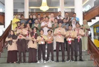 Wakil Wali Kota Pariaman Mulyadi bersama kontingen Kota Pariaman yang akan mengikuti PPBK Tingkat Nasional 2025. (Foto: Kominfo Pariaman)