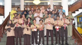 Wakil Wali Kota Pariaman Mulyadi bersama kontingen Kota Pariaman yang akan mengikuti PPBK Tingkat Nasional 2025. (Foto: Kominfo Pariaman)