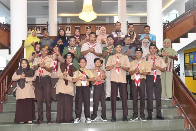 Wakil Wali Kota Pariaman Mulyadi bersama kontingen Kota Pariaman yang akan mengikuti PPBK Tingkat Nasional 2025. (Foto: Kominfo Pariaman)