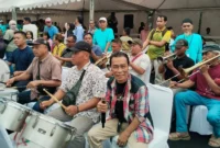 Grup musik Minang Saiyo Sakato dan penyanyi Minang, Ody Malik ikut memeriahkan Pesta Rakyat Selaju Sampan di kawasan Seberang Palinggam, Kamis (7/8/2025). (Foto: Diskominfo Padang)