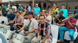 Grup musik Minang Saiyo Sakato dan penyanyi Minang, Ody Malik ikut memeriahkan Pesta Rakyat Selaju Sampan di kawasan Seberang Palinggam, Kamis (7/8/2025). (Foto: Diskominfo Padang)