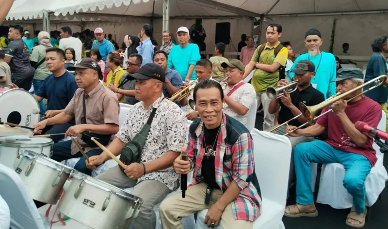 Grup musik Minang Saiyo Sakato dan penyanyi Minang, Ody Malik ikut memeriahkan Pesta Rakyat Selaju Sampan di kawasan Seberang Palinggam, Kamis (7/8/2025). (Foto: Diskominfo Padang)