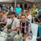 Grup musik Minang Saiyo Sakato dan penyanyi Minang, Ody Malik ikut memeriahkan Pesta Rakyat Selaju Sampan di kawasan Seberang Palinggam, Kamis (7/8/2025). (Foto: Diskominfo Padang)