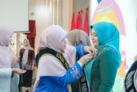 Ketua TP PKK Kota Pariaman, Ny. Yosneli Balad dikukuhkan sebagai Bunda PAUD Kota Pariaman oleh PAUD Sumbar, Ny. Harneli Mahyeldi di Auditorium Gubernuran Sumbar, Senin (11/8). (Foto: Kominfo Pariaman)