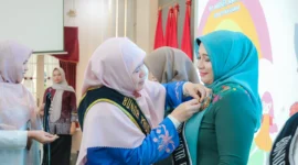 Ketua TP PKK Kota Pariaman, Ny. Yosneli Balad dikukuhkan sebagai Bunda PAUD Kota Pariaman oleh PAUD Sumbar, Ny. Harneli Mahyeldi di Auditorium Gubernuran Sumbar, Senin (11/8). (Foto: Kominfo Pariaman)