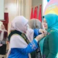 Ketua TP PKK Kota Pariaman, Ny. Yosneli Balad dikukuhkan sebagai Bunda PAUD Kota Pariaman oleh PAUD Sumbar, Ny. Harneli Mahyeldi di Auditorium Gubernuran Sumbar, Senin (11/8). (Foto: Kominfo Pariaman)