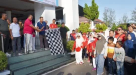 Wali Kota Pariaman Yota Balad melepas peserta jalan sehat dalam rangka menyambut HUT ke-80 RI dan HUT Kota 2025, Sabtu (9/8/2025). (Foto: Kominfo Pariaman)