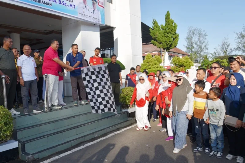 Wali Kota Pariaman Yota Balad melepas peserta jalan sehat dalam rangka menyambut HUT ke-80 RI dan HUT Kota 2025, Sabtu (9/8/2025). (Foto: Kominfo Pariaman)