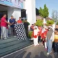 Wali Kota Pariaman Yota Balad melepas peserta jalan sehat dalam rangka menyambut HUT ke-80 RI dan HUT Kota 2025, Sabtu (9/8/2025). (Foto: Kominfo Pariaman)
