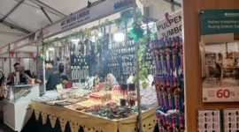Stand-stand pelaku UMKM di pameran produk kreatif bertajuk Xporia di GOR Haji Agus Salim, Sabtu (9/8/2025). (Foto: Diskominfo Padang)