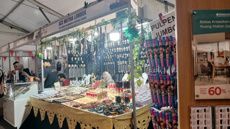 Stand-stand pelaku UMKM di pameran produk kreatif bertajuk Xporia di GOR Haji Agus Salim, Sabtu (9/8/2025). (Foto: Diskominfo Padang)