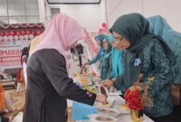 Ketua TP-PKK Kota Padang Panjang, Ny. Maria Feronika sedang melakukan penilaian. (Foto: Kominfo Padang Panjang)
