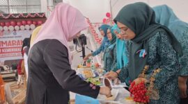Ketua TP-PKK Kota Padang Panjang, Ny. Maria Feronika sedang melakukan penilaian. (Foto: Kominfo Padang Panjang)
