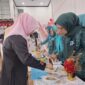 Ketua TP-PKK Kota Padang Panjang, Ny. Maria Feronika sedang melakukan penilaian. (Foto: Kominfo Padang Panjang)