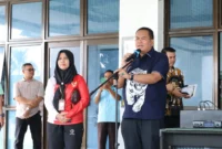 Wali Kota Pariaman, Yota Balad melepas peserta pelatihan ke Kota Sukabumi di Lobi Balai Kota Pariaman, Jumat (8/8/2025). (Foto: Kominfo Pariaman)