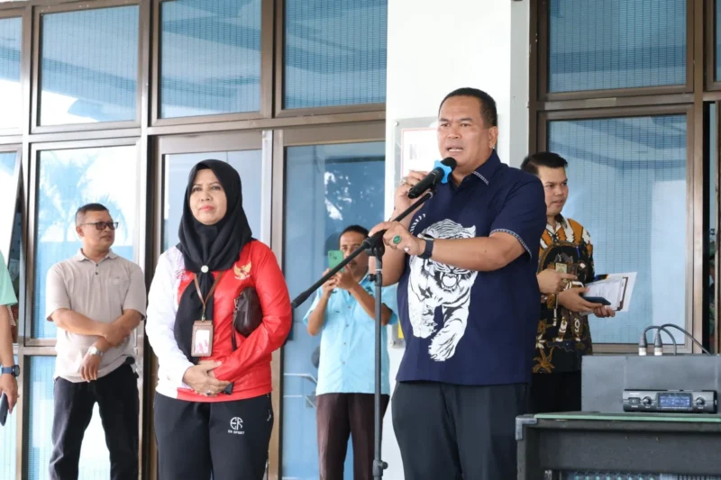 Wali Kota Pariaman, Yota Balad melepas peserta pelatihan ke Kota Sukabumi di Lobi Balai Kota Pariaman, Jumat (8/8/2025). (Foto: Kominfo Pariaman)