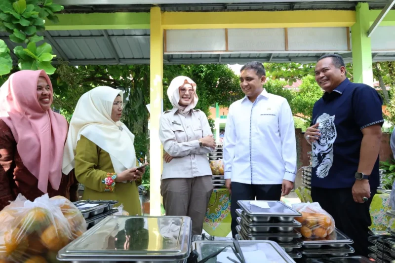 Wali Kota Pariaman Yota Balad mendampingi anggota DPR RI Ade Rezki Pratama meninjau pelaksanaan MBG di SMPN 2 Pariaman. (Foto: Kominfo Pariaman)