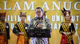 Bupati Tanah Datar Eka Putra membuka Malam Anugerah Uda Uni Duta Wisata Kabupaten Tanah Datar 2025 di Gedung Nasional Maharajo Dirajo, Batusangkar, Sabtu malam (9/8/2025). (Foto: Prokopim Tanah Datar)