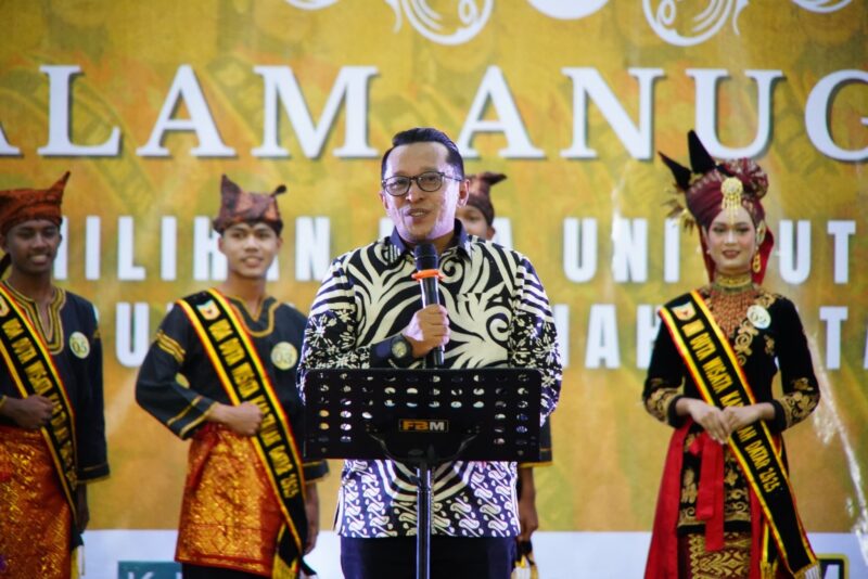 Bupati Tanah Datar Eka Putra membuka Malam Anugerah Uda Uni Duta Wisata Kabupaten Tanah Datar 2025 di Gedung Nasional Maharajo Dirajo, Batusangkar, Sabtu malam (9/8/2025). (Foto: Prokopim Tanah Datar)