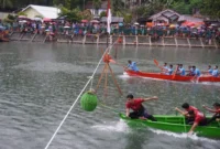 Peserta final Lomba Selaju Sampan 2025 beradu cepat menuju garis finish. (Foto: Diskominfo Padang)