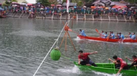 Peserta final Lomba Selaju Sampan 2025 beradu cepat menuju garis finish. (Foto: Diskominfo Padang)