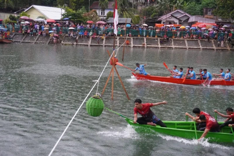 Peserta final Lomba Selaju Sampan 2025 beradu cepat menuju garis finish. (Foto: Diskominfo Padang)
