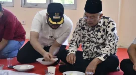 Presiden DMDI, Tun Seri Setia Dr. H. Mohd. Ali Bin Mohd. Rustam mencicipi rendang yang dimasak di Sentra Rendang, Sabtu (9/8/2025). (Foto: Diskominfo Padang) 