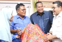 Menteri Ekraf Teuku Riefky Harsya didampingi Wako Pariaman Yota Balad meninjau industri kreatif Sulaman DW di Desa Manggung, Kecamatan Pariaman Utara, Sabtu (9/8/2025). (Foto: Kominfo Pariaman)