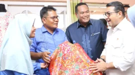 Menteri Ekraf Teuku Riefky Harsya didampingi Wako Pariaman Yota Balad meninjau industri kreatif Sulaman DW di Desa Manggung, Kecamatan Pariaman Utara, Sabtu (9/8/2025). (Foto: Kominfo Pariaman)