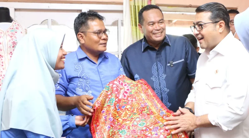 Menteri Ekraf Teuku Riefky Harsya didampingi Wako Pariaman Yota Balad meninjau industri kreatif Sulaman DW di Desa Manggung, Kecamatan Pariaman Utara, Sabtu (9/8/2025). (Foto: Kominfo Pariaman)